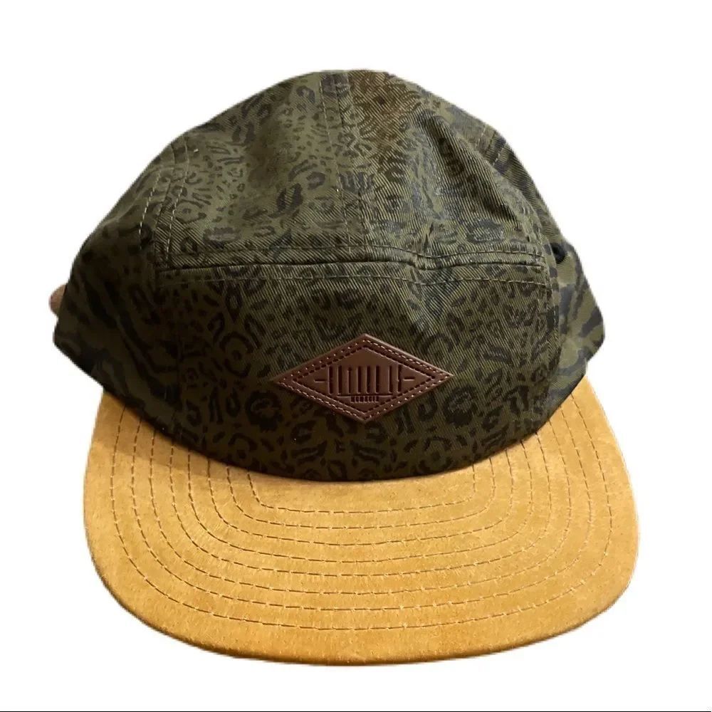 NWOT Entree Lifestyle Army Green Cheetah Buckle back Hat with tan suede lid